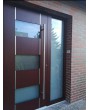 Porte d'entrée moderne en aluminium avec vitrage et isolation thermique en acajou