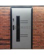 Porte d'entrée extérieure en béton avec cadre noir autour du vitrage