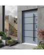 Porte d'entrée minimaliste en acier gris pour maison moderne, avec des rayures noires