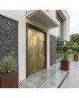 Porte d'entrée à charnières en aluminium avec texture en laiton jaune en métal fraisé