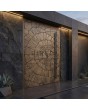Porte battante en aluminium avec une texture marron de métal fraisé