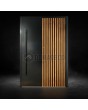 Porte pivotante en aluminium noir avec des lames verticales en chêne doré 