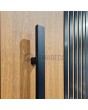 LIM RAIL6 - porte d'entrée en aluminium avec lames verticales noires en profilés d'aluminium