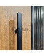 PIVOT RAIL6 - porte pivotante en aluminium avec lames verticales noires en profilés d'aluminium