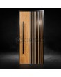 Porte d'entrée en aluminium doré avec lattes verticales noires en profilés d'aluminium