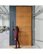 Porte d'entrée en aluminium anthracite avec décor bois chêne doré