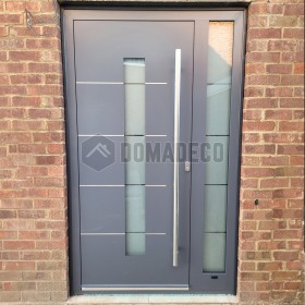 Porte à charnières LIM en aluminium anthracite avec fenêtre latérale droite